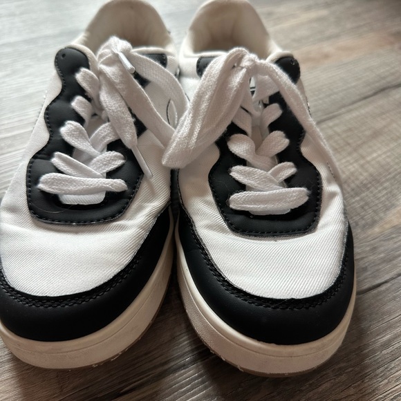 Cute shoes that you can dress up or down! - Picture 4 of 4